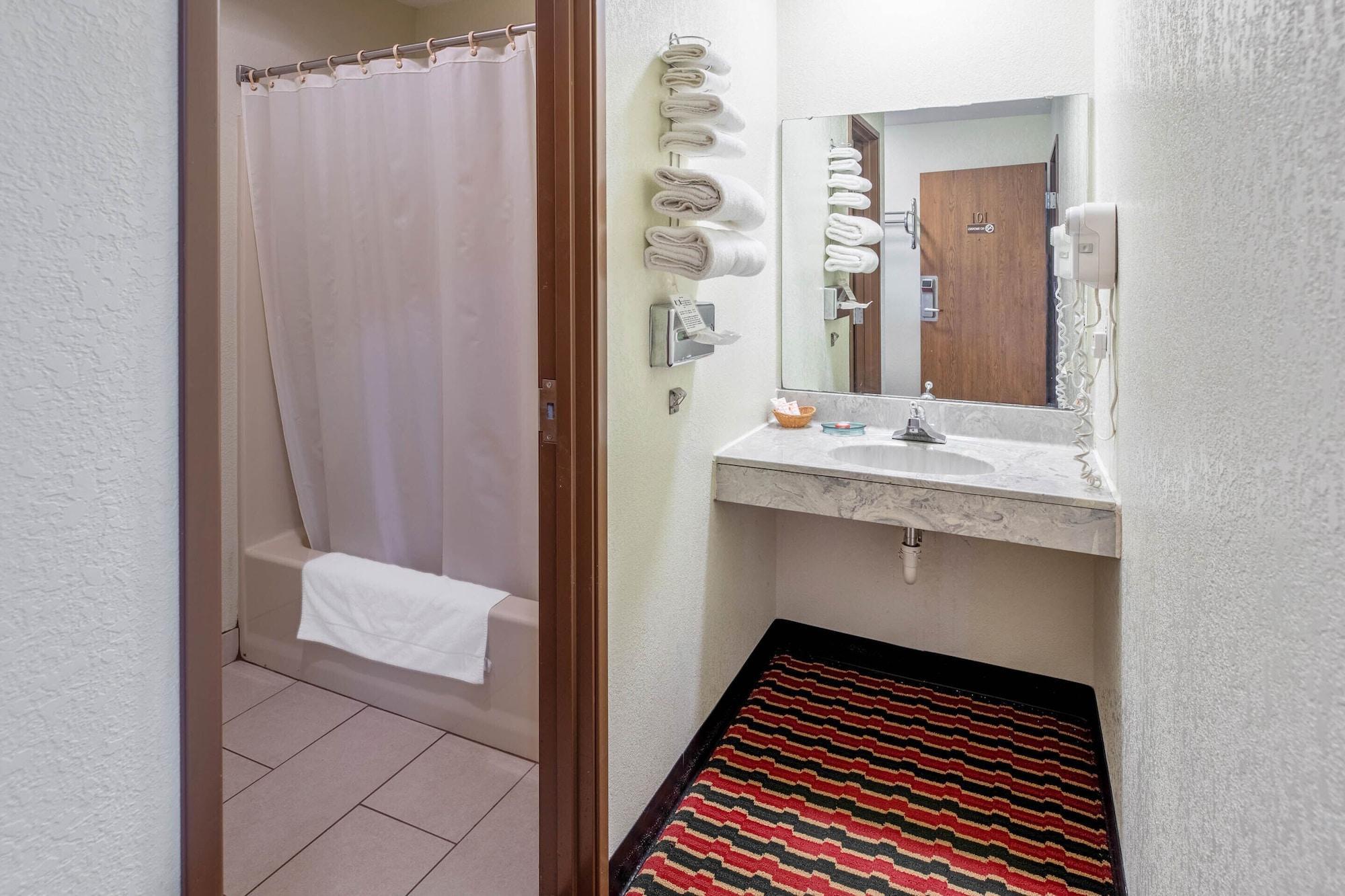 Oyo Hotel Chesaning Route 52 & Hwy 57 ภายนอก รูปภาพ