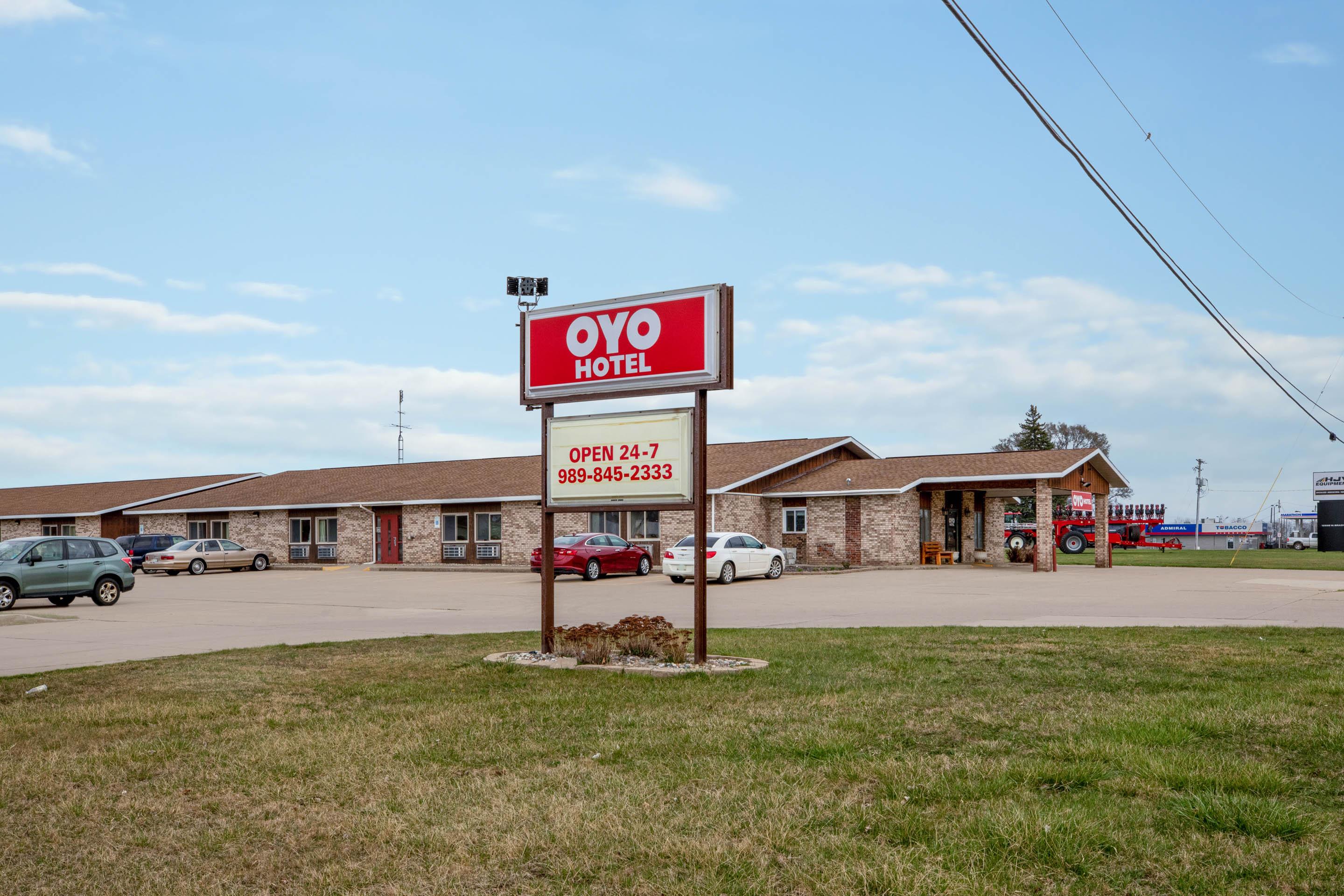 Oyo Hotel Chesaning Route 52 & Hwy 57 ภายนอก รูปภาพ